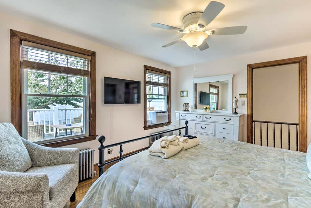 Walkable New Haven Retreat w/ Ocean Views!