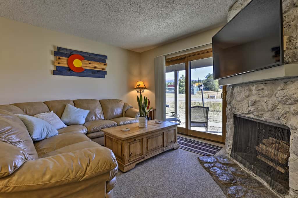 Eat, Sleep, Ski! Rustic Mtn Condo: WiFi,TV, HotTub