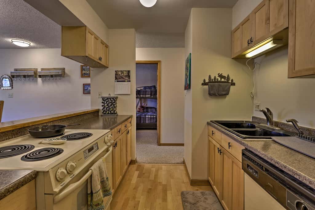 Eat, Sleep, Ski! Rustic Mtn Condo: WiFi,TV, HotTub