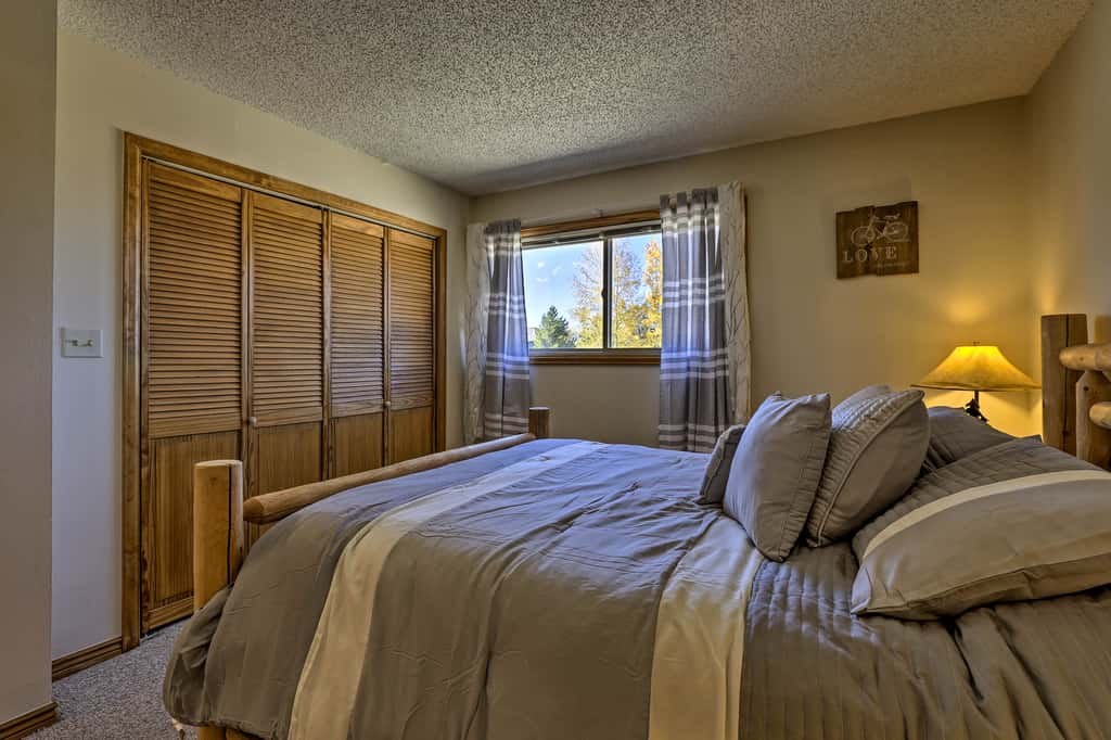 Eat, Sleep, Ski! Rustic Mtn Condo: WiFi,TV, HotTub