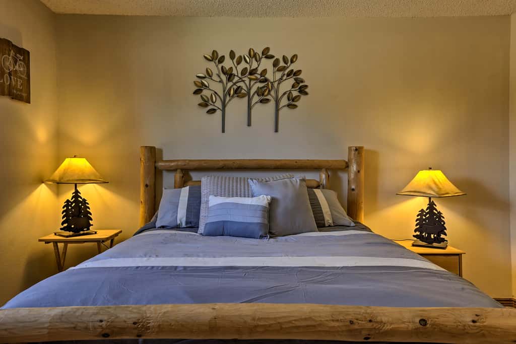 Eat, Sleep, Ski! Rustic Mtn Condo: WiFi,TV, HotTub
