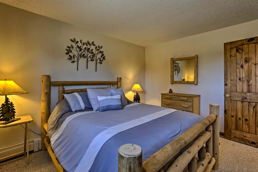 Eat, Sleep, Ski! Rustic Mtn Condo: WiFi,TV, HotTub