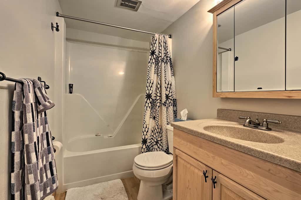 Eat, Sleep, Ski! Rustic Mtn Condo: WiFi,TV, HotTub