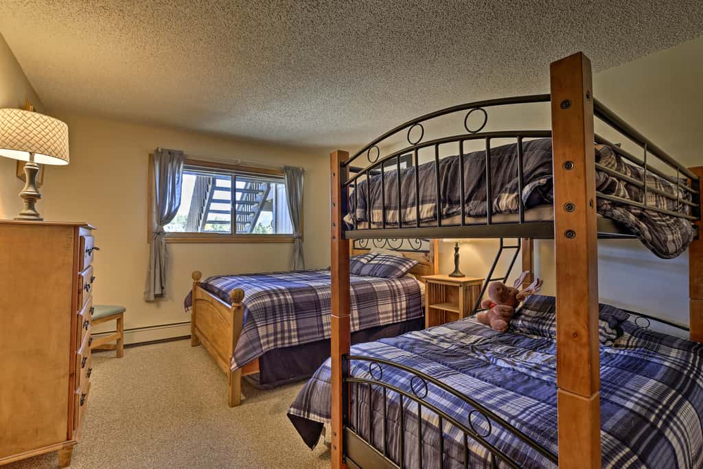 Eat, Sleep, Ski! Rustic Mtn Condo: WiFi,TV, HotTub
