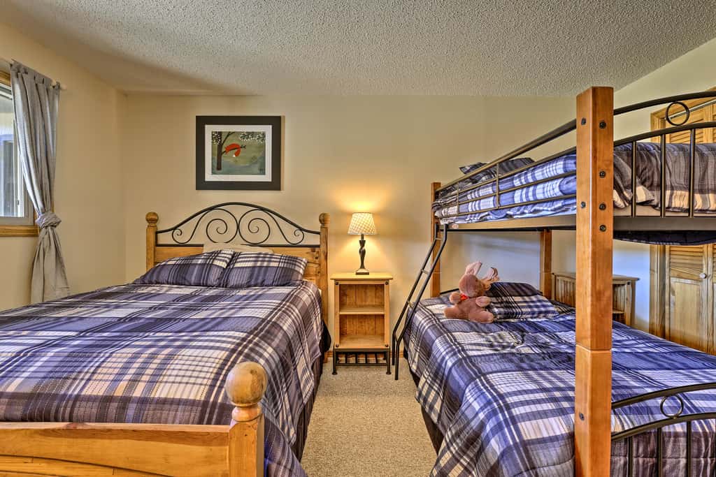 Eat, Sleep, Ski! Rustic Mtn Condo: WiFi,TV, HotTub