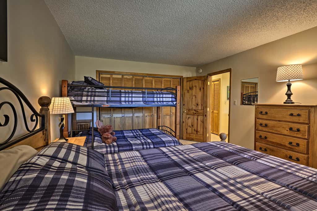 Eat, Sleep, Ski! Rustic Mtn Condo: WiFi,TV, HotTub