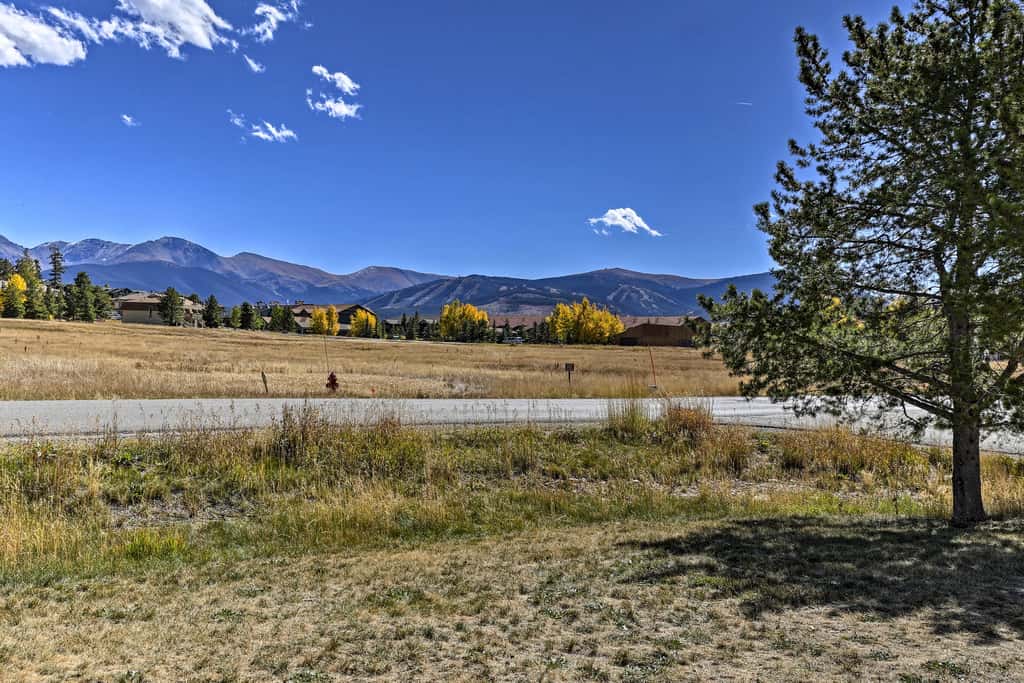 Eat, Sleep, Ski! Rustic Mtn Condo: WiFi,TV, HotTub