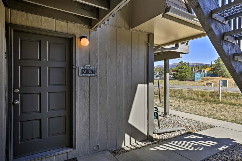 Eat, Sleep, Ski! Rustic Mtn Condo: WiFi,TV, HotTub