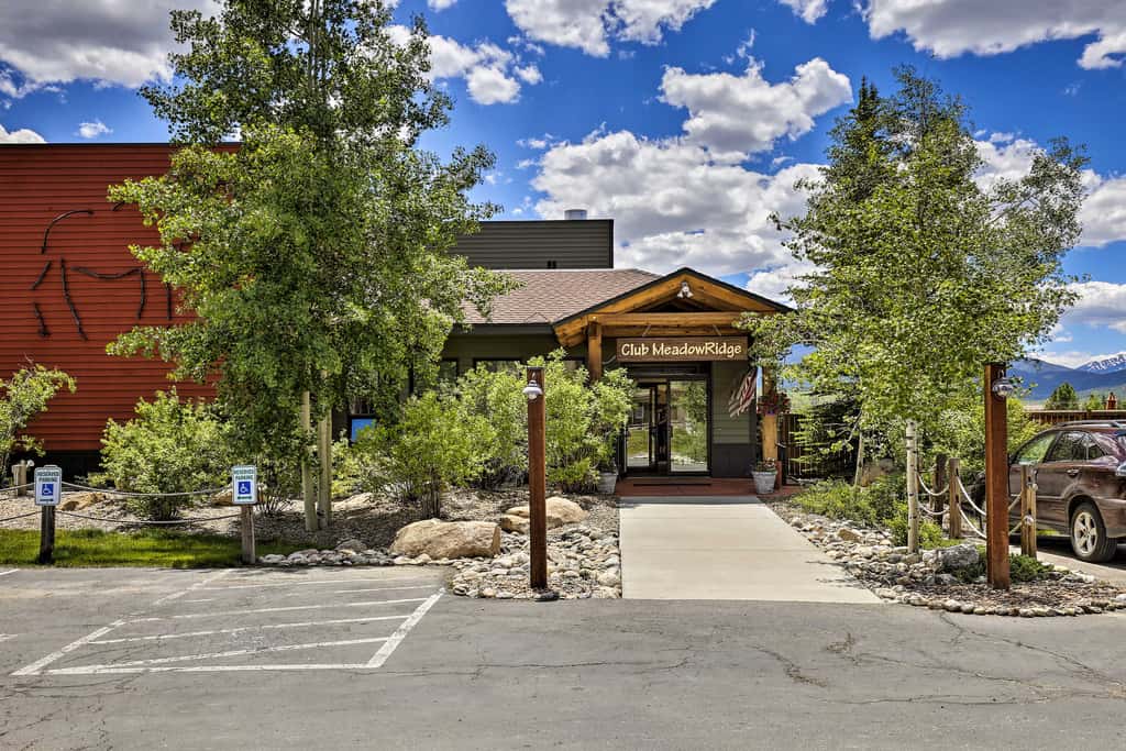 Eat, Sleep, Ski! Rustic Mtn Condo: WiFi,TV, HotTub