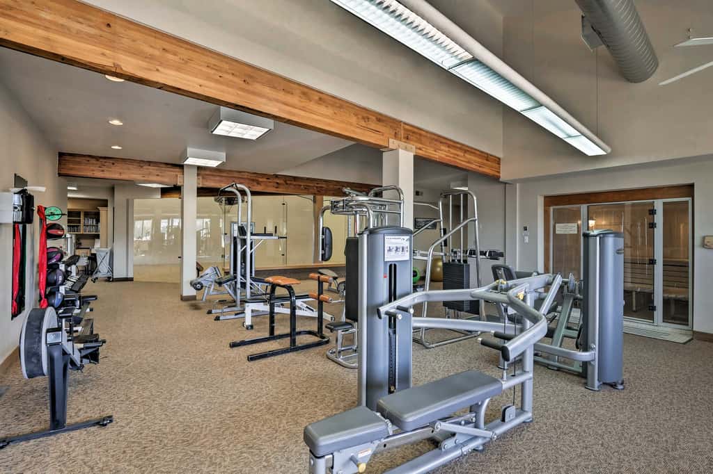 Eat, Sleep, Ski! Rustic Mtn Condo: WiFi,TV, HotTub