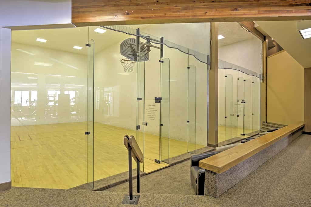 Eat, Sleep, Ski! Rustic Mtn Condo: WiFi,TV, HotTub