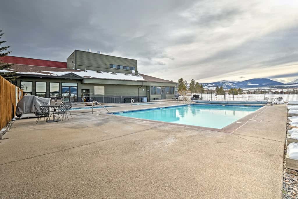 Eat, Sleep, Ski! Rustic Mtn Condo: WiFi,TV, HotTub