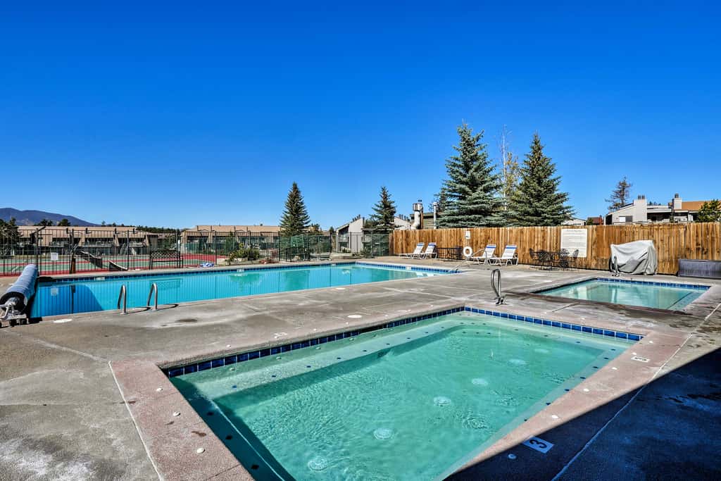 Eat, Sleep, Ski! Rustic Mtn Condo: WiFi,TV, HotTub