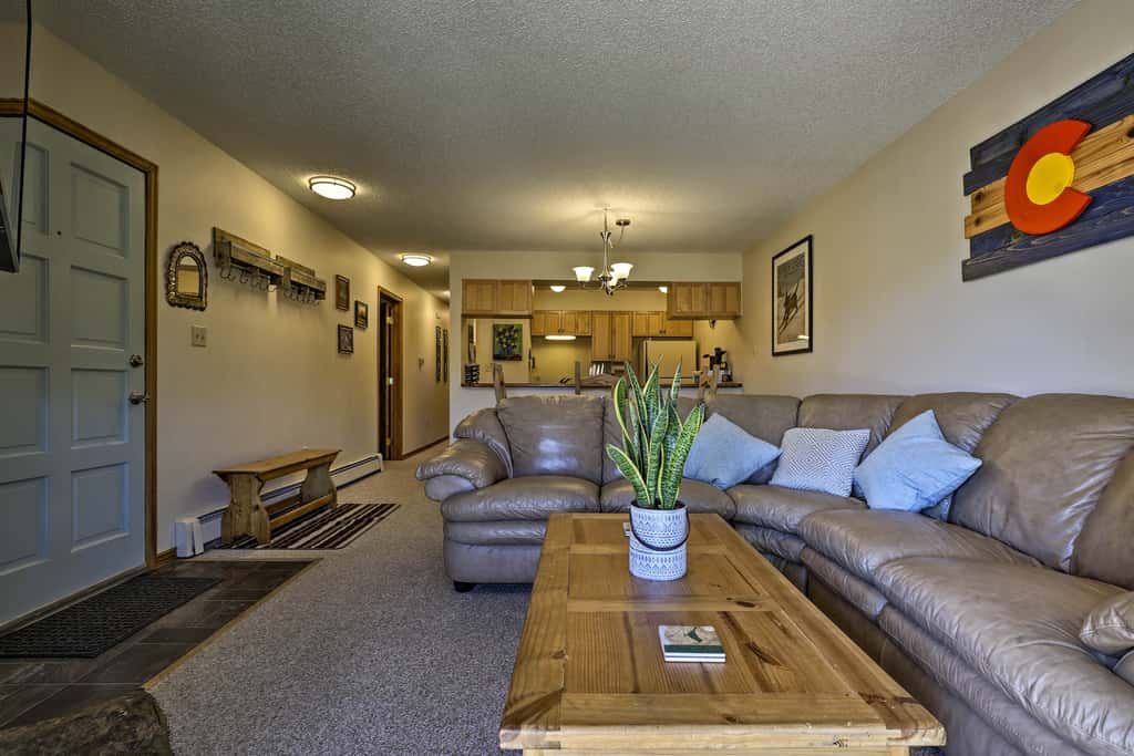 Eat, Sleep, Ski! Rustic Mtn Condo: WiFi,TV, HotTub