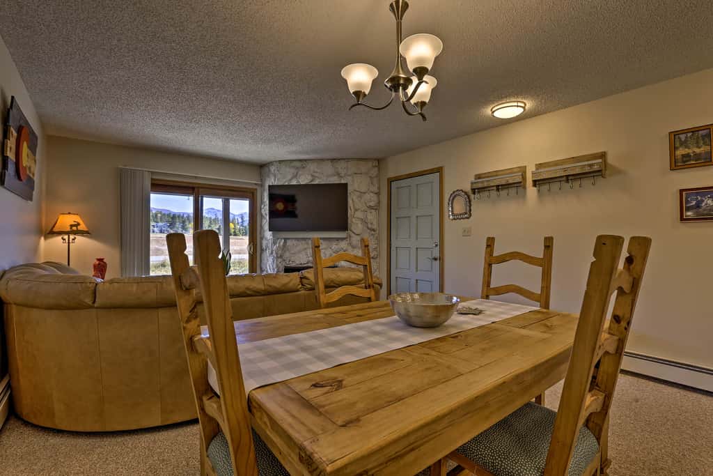 Eat, Sleep, Ski! Rustic Mtn Condo: WiFi,TV, HotTub