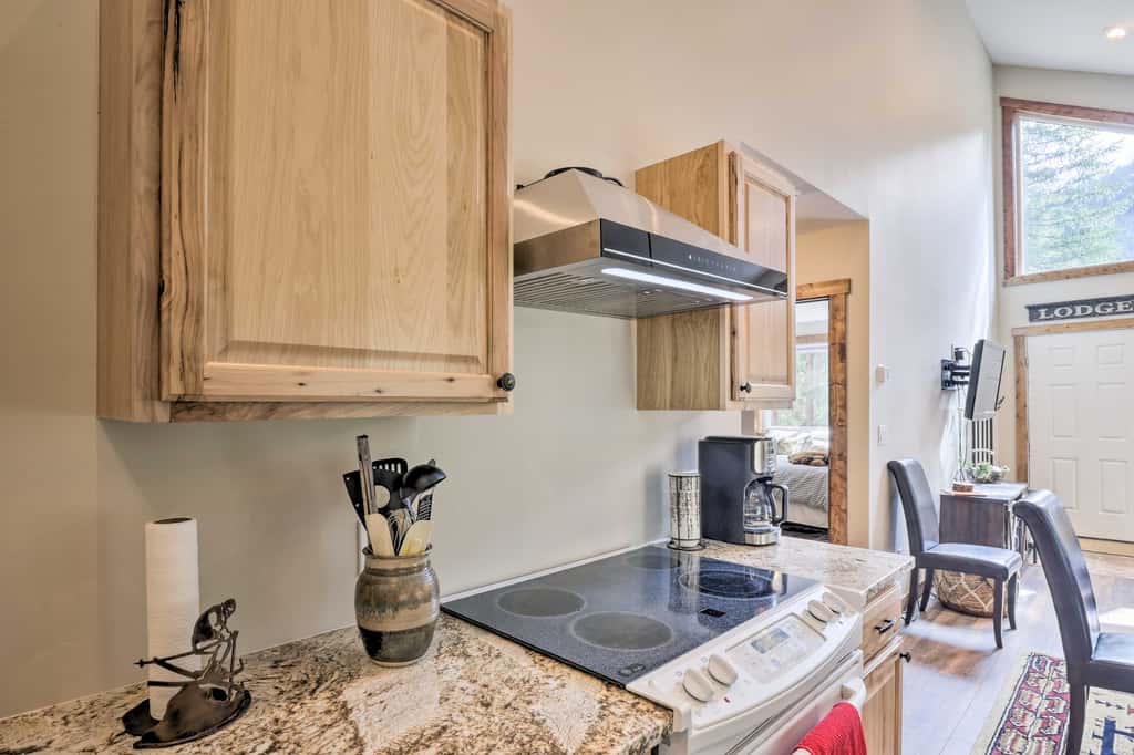 5 Mi to Ski Resort: Mtn-View Breck Home w/ Hot Tub