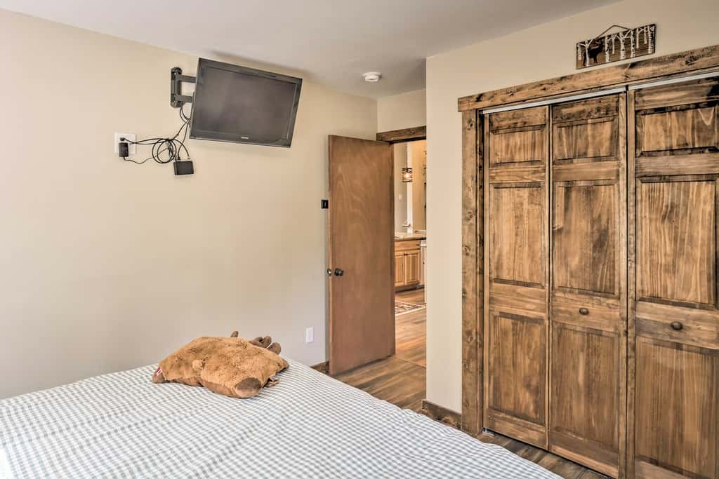 5 Mi to Ski Resort: Mtn-View Breck Home w/ Hot Tub