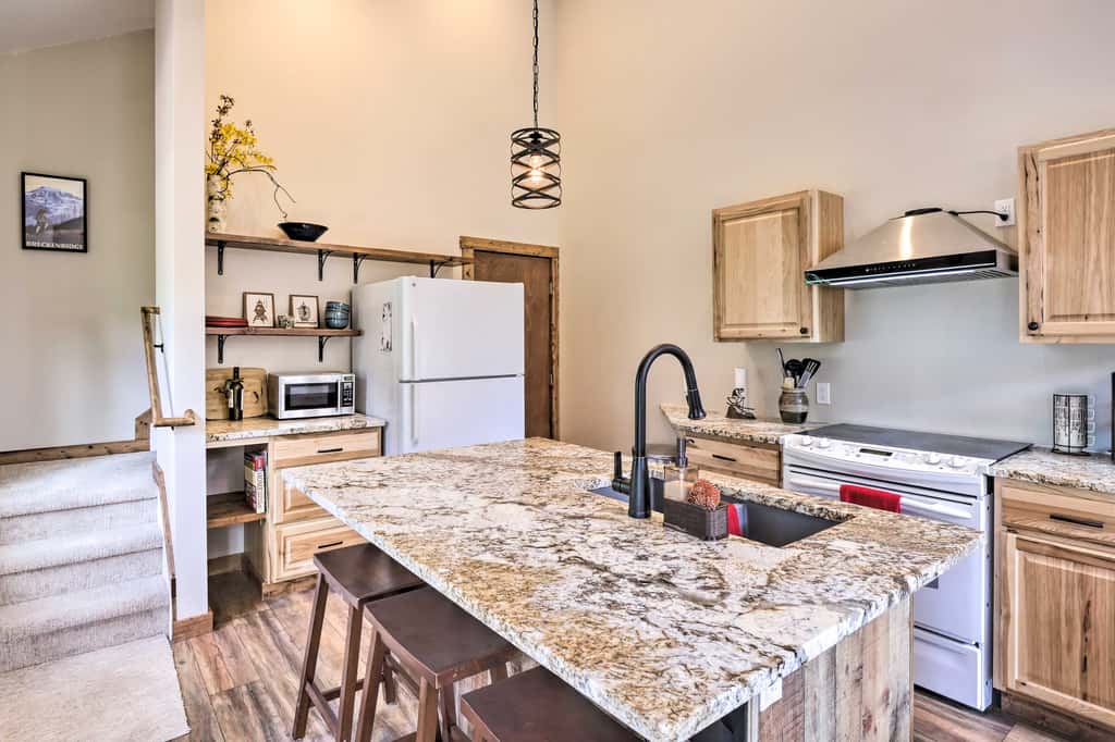 5 Mi to Ski Resort: Mtn-View Breck Home w/ Hot Tub