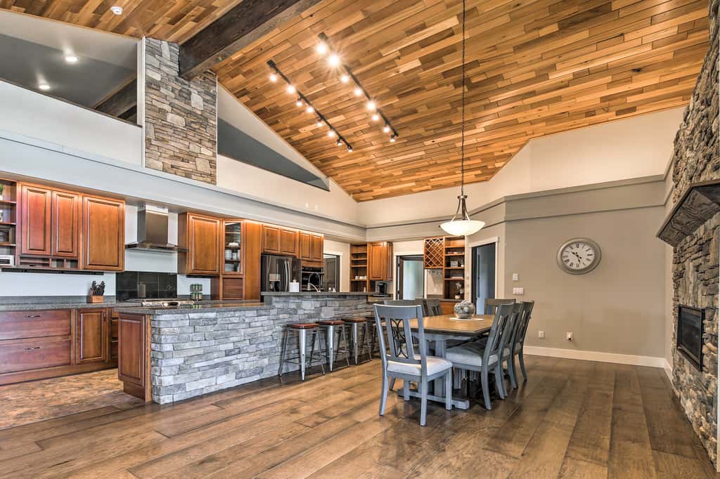 Mendenhall Valley Escape w/ Furnished Deck!