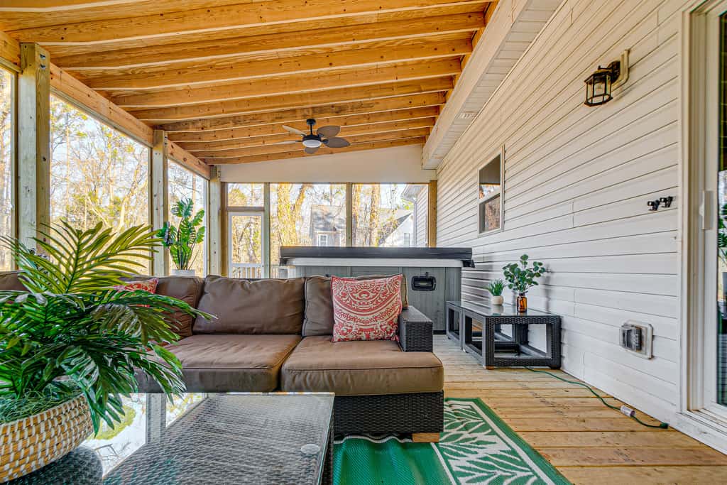 Artist’s Retreat w/ Deck! 5 Mi to Dtwn Durham
