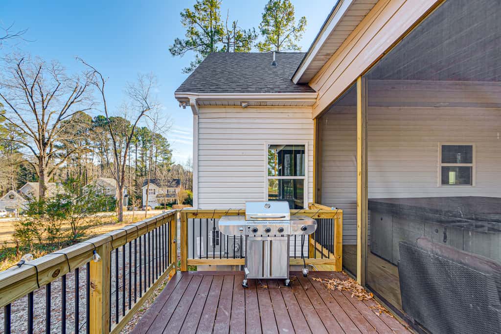 Artist’s Retreat w/ Deck! 5 Mi to Dtwn Durham