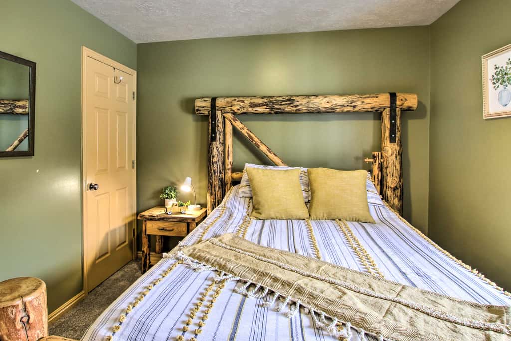 Cozy Eden Condo w/ Mtn Views in Wolf Creek Resort!