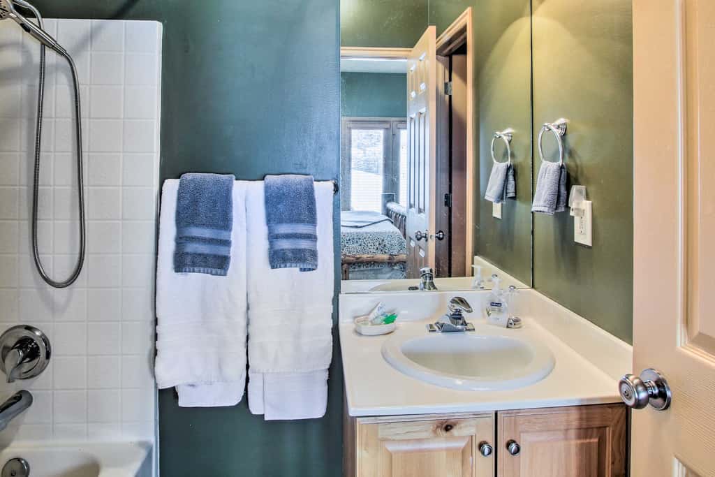 Cozy Eden Condo w/ Mtn Views in Wolf Creek Resort!