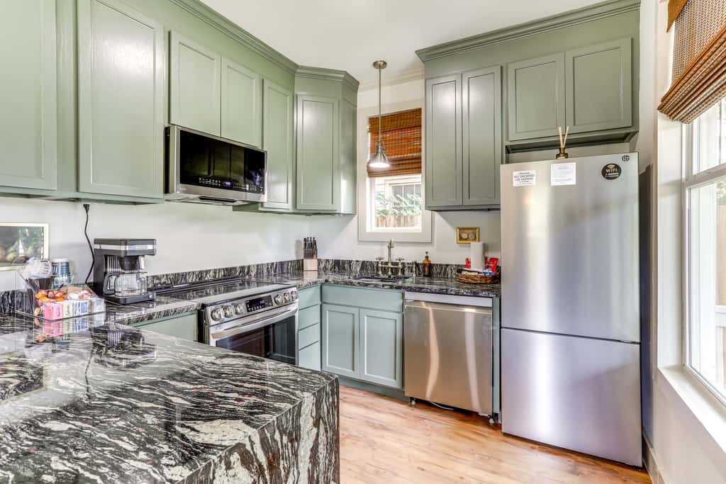 Large Yard: 'Pascagoula Peach' Home in Baton Rouge
