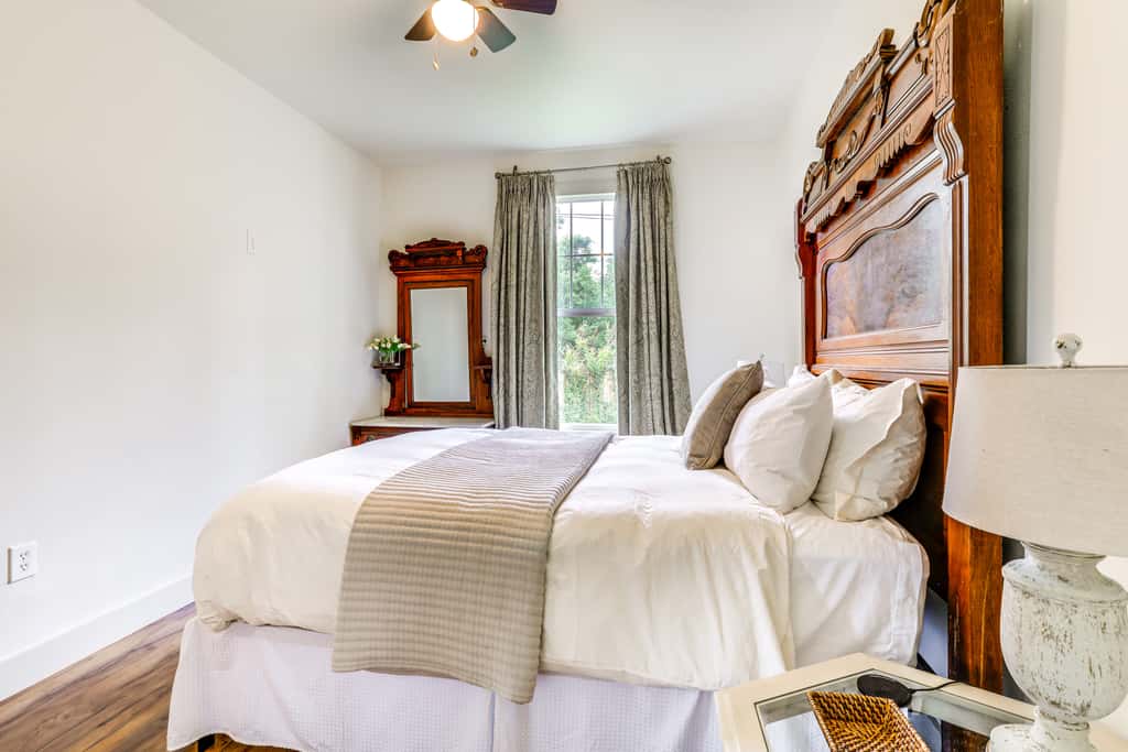 Large Yard: 'Pascagoula Peach' Home in Baton Rouge