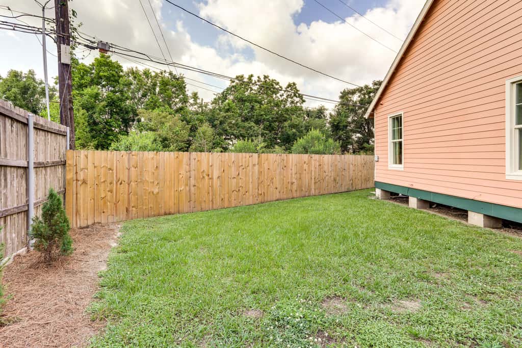 Large Yard: 'Pascagoula Peach' Home in Baton Rouge