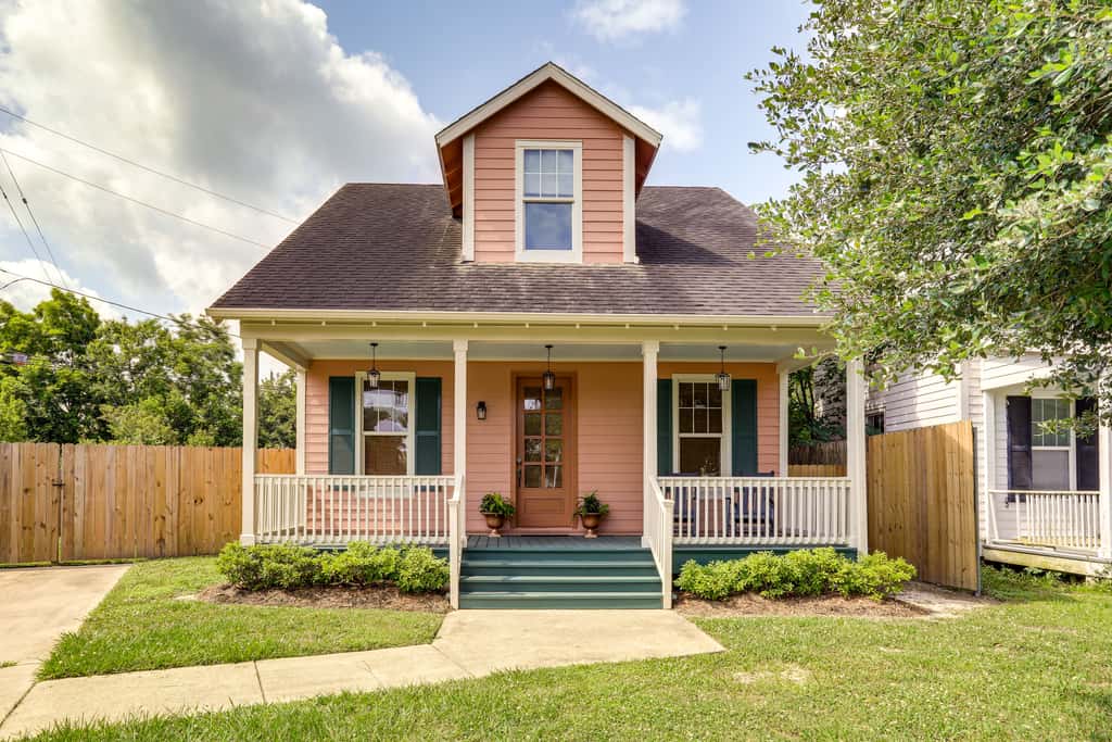 Large Yard: 'Pascagoula Peach' Home in Baton Rouge