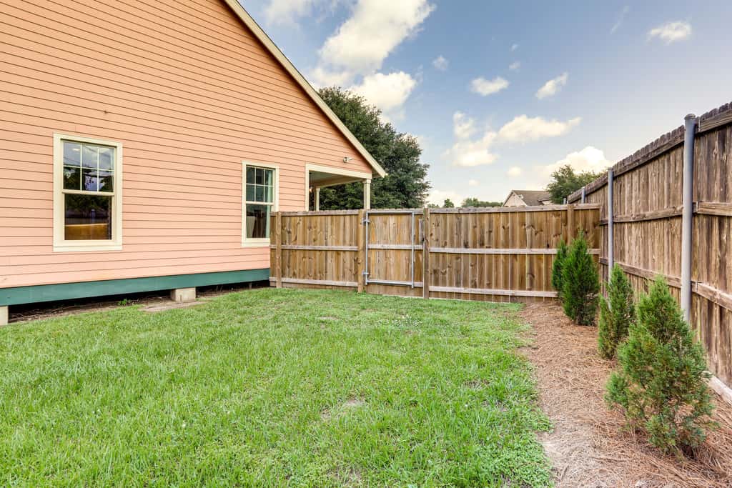 Large Yard: 'Pascagoula Peach' Home in Baton Rouge