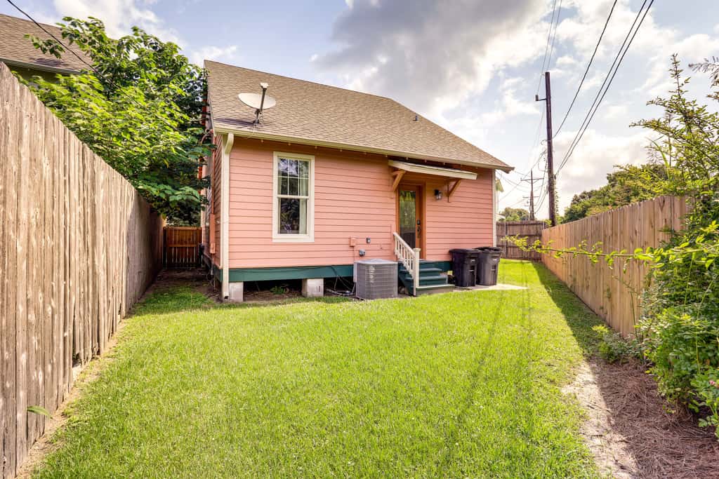 Large Yard: 'Pascagoula Peach' Home in Baton Rouge