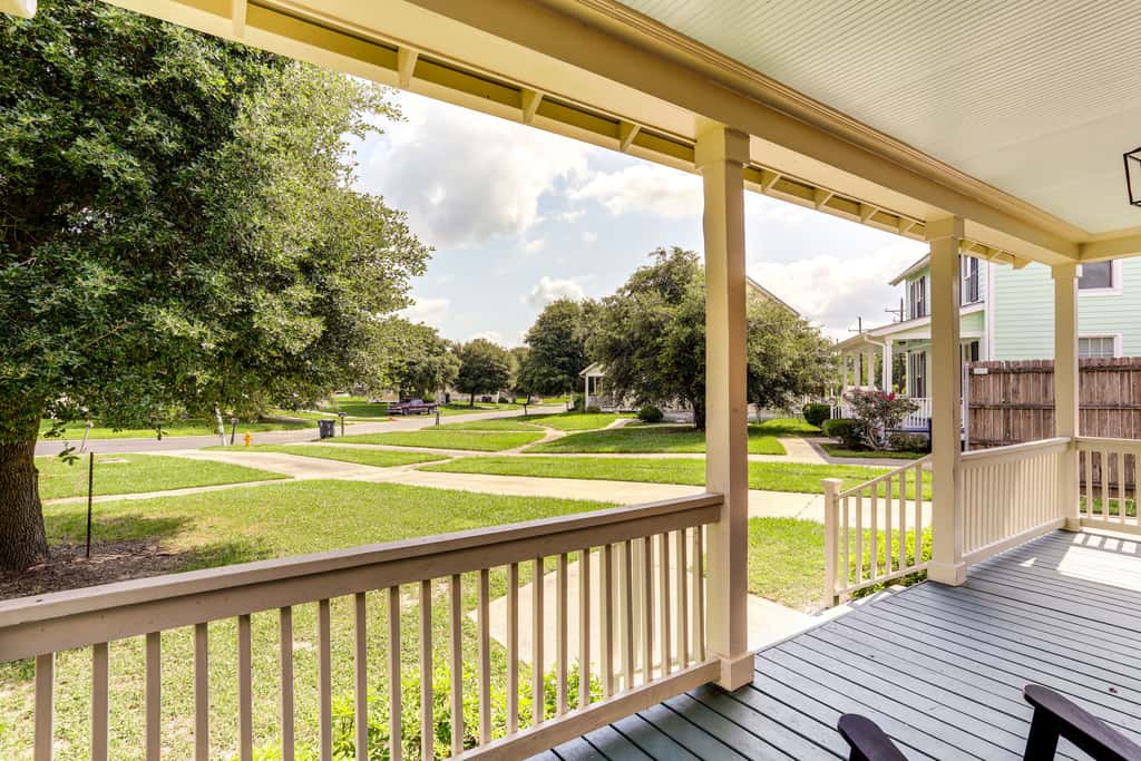 Large Yard: 'Pascagoula Peach' Home in Baton Rouge