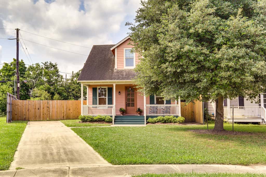 Large Yard: 'Pascagoula Peach' Home in Baton Rouge
