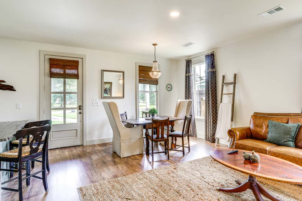Large Yard: 'Pascagoula Peach' Home in Baton Rouge