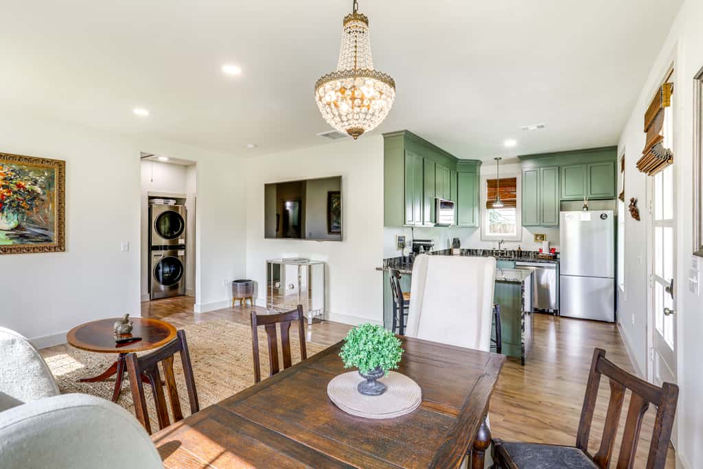 Large Yard: 'Pascagoula Peach' Home in Baton Rouge