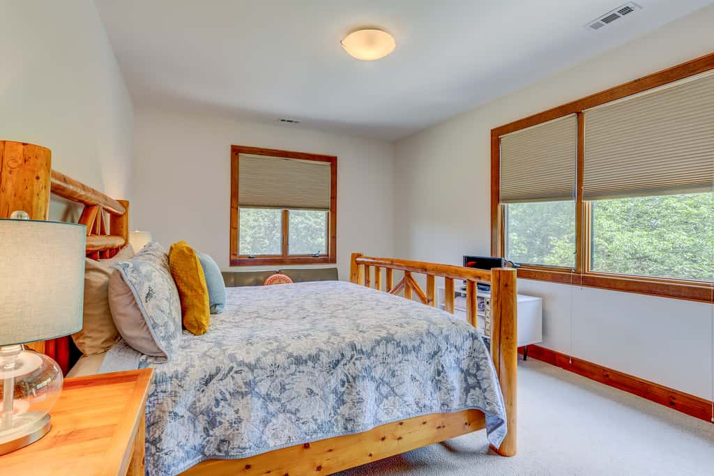 Peaceful Mountian Oasis: Firepit, Hot Tub, Sauna!