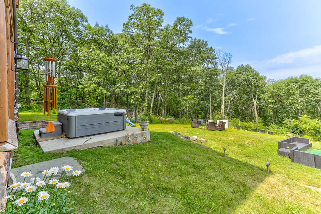 Peaceful Mountian Oasis: Firepit, Hot Tub, Sauna!