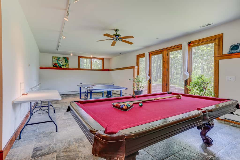 Peaceful Mountian Oasis: Firepit, Hot Tub, Sauna!
