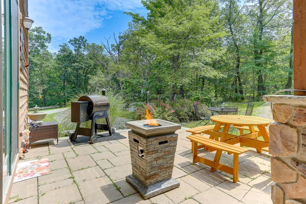 Peaceful Mountian Oasis: Firepit, Hot Tub, Sauna!