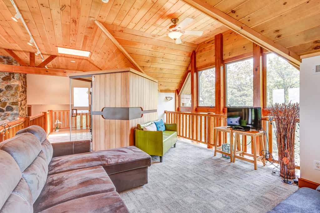 Peaceful Mountian Oasis: Firepit, Hot Tub, Sauna!