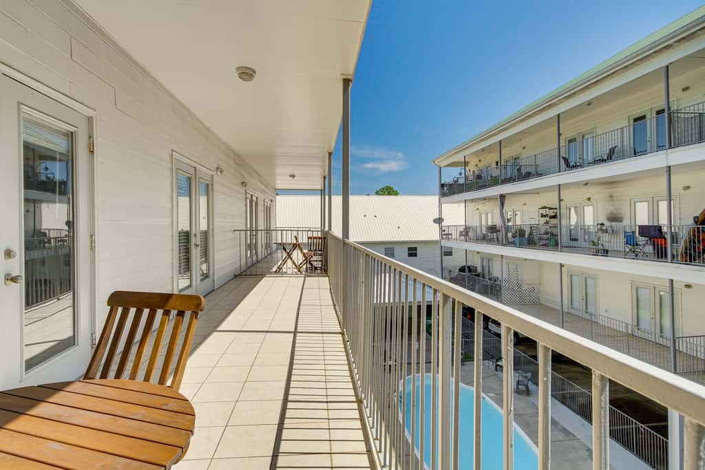 Bright Biloxi Condo: Walk to the Beach!