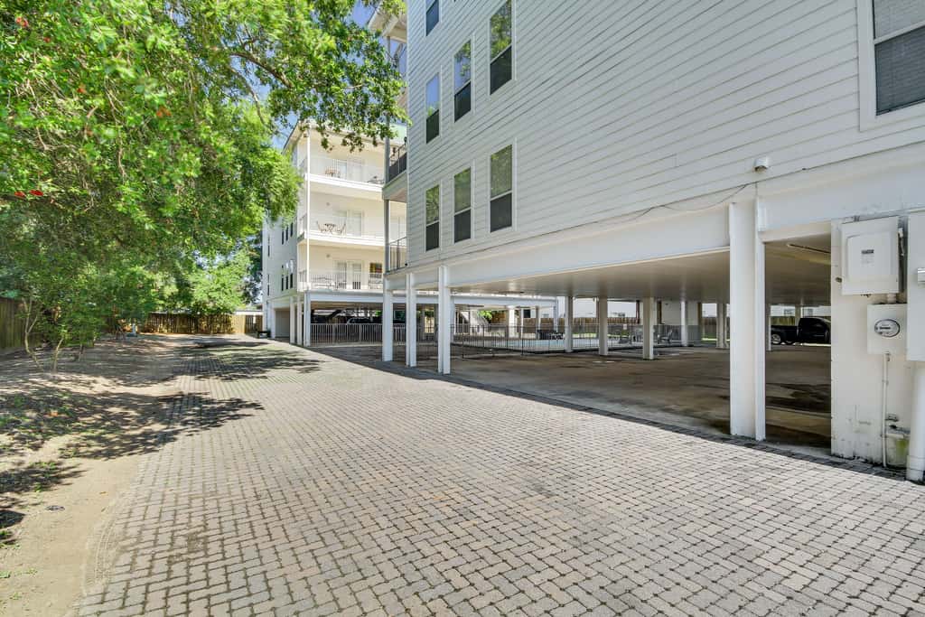 Bright Biloxi Condo: Walk to the Beach!