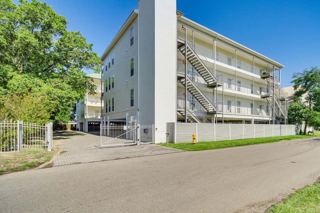 Bright Biloxi Condo: Walk to the Beach!