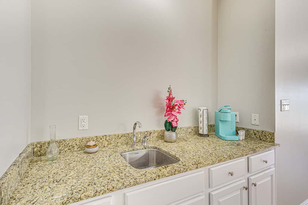 Bright Biloxi Condo: Walk to the Beach!
