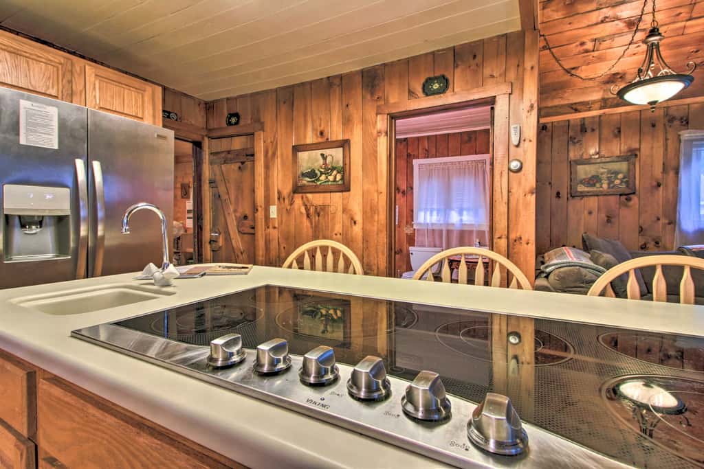 Ludlow Home w/ Hot Tub, Near Okemo Resort!
