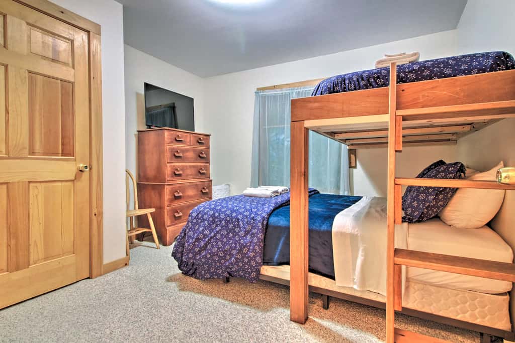 Ludlow Home w/ Hot Tub, Near Okemo Resort!