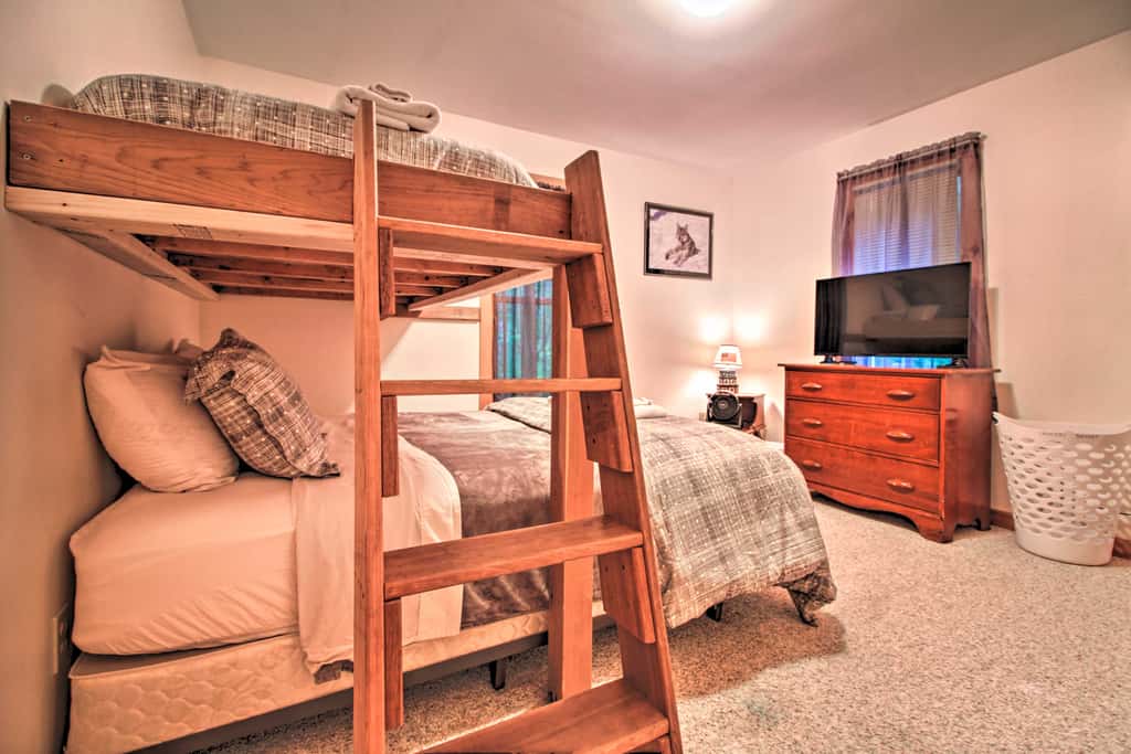 Ludlow Home w/ Hot Tub, Near Okemo Resort!