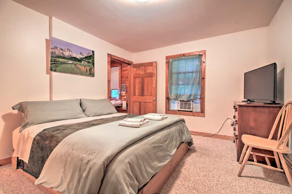 Ludlow Home w/ Hot Tub, Near Okemo Resort!